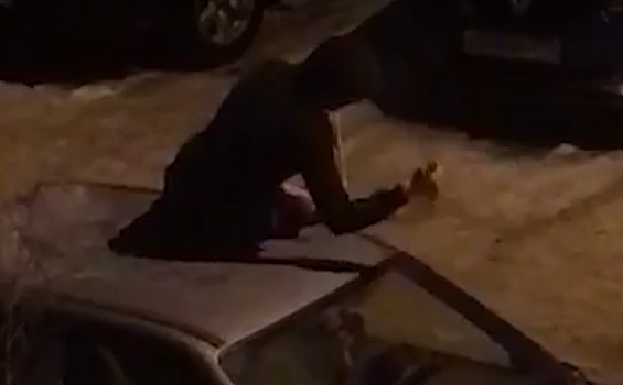 Агрессивный житель Подмосковья начал скакать на крышах машин