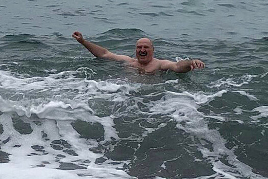 Ургант высмеял искупавшегося в Черном море Лукашенко