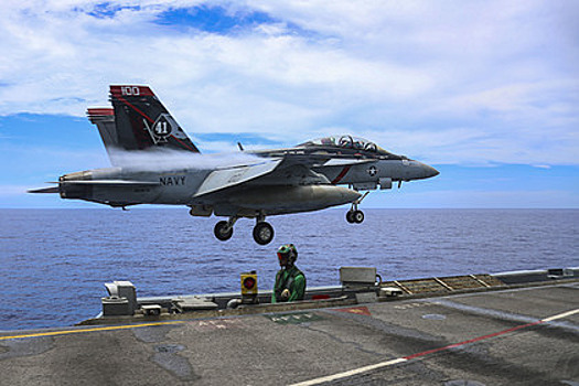 Истребитель США упал в воду при посадке на авианосец