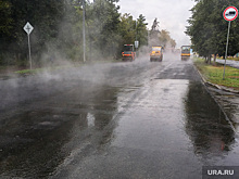 В Нижневартовске дорожники укладывают асфальт в дождь. Ранее их ловили за укладкой в снег