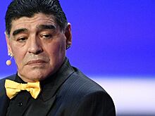 Ведущий расплакался из-за объявления о смерти Марадоны