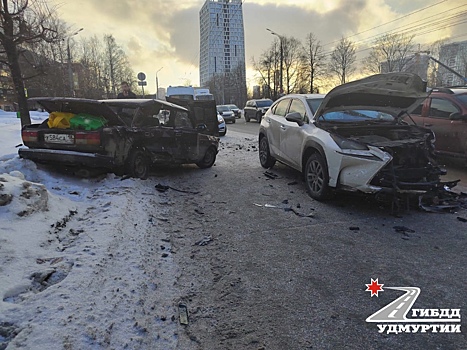 18-летний юноша пострадал при столкновении «семёрки» и «Лексуса» в Ижевске
