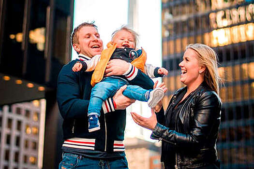 Жена финского хоккеиста Комарова планирует сменить фамилию детям из-за травли
