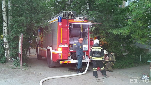 В центре Екатеринбурга двое пенсионеров погибли во время пожара в квартире