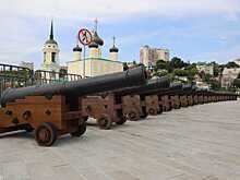 На Адмиралтейскую площадь вернулись отремонтированные корабельные орудия