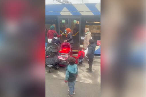 Пассажиры автобуса выгнали из салона трех женщин с детьми
