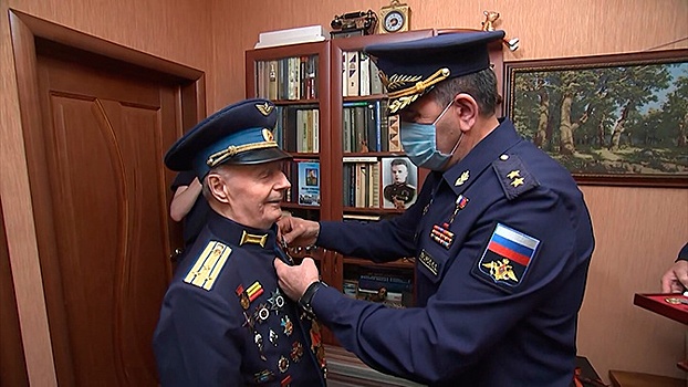 Евкуров вручил экс-командующему разведкой ВДВ Алексею Кукушкину орден «За заслуги перед Отечеством» 