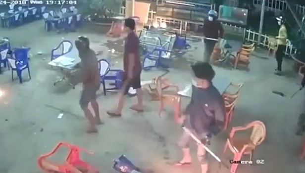 Массовая драка во вьетнамском кафе попала на видео
