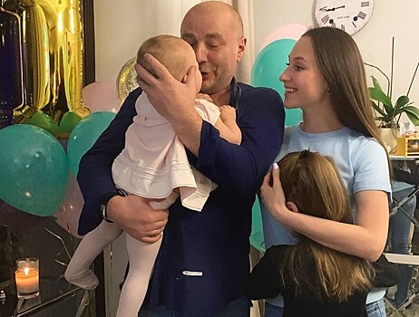 Тренер Александр Жулин повеселился с годовалой дочерью в бассейне