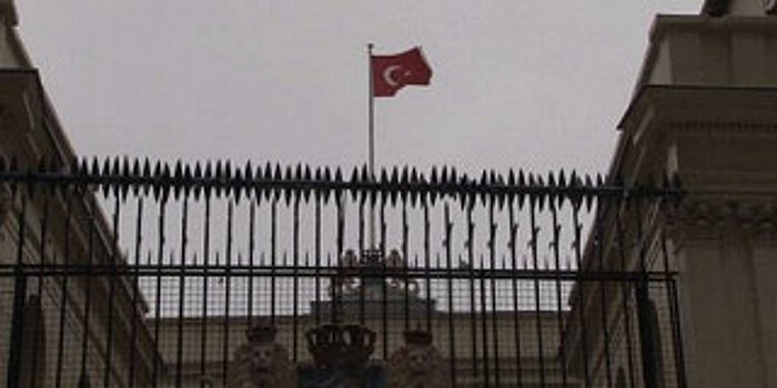 В Стамбуле на консульство Нидерландов водрузили турецкий флаг