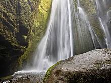 Россиянин прыгнул со 120-метрового водопада, сломал ногу и застрял между камнями