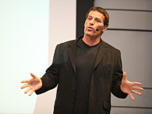 Секс-тренер? Бизнес-гуру Роббинса обвинили в домогательствах