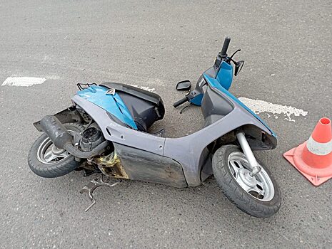 В Красноярске на кольцевом перекрёстве Mercedes сбил мопед