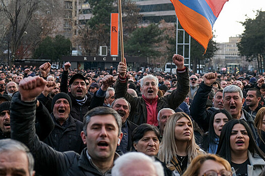 Сотни противников Пашиняна ночуют у парламента в Ереване