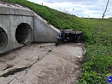 В Самарской области водитель "Муравья" не смог удержать его от съезда в кювет