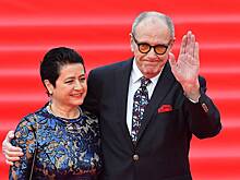 Жена Эммануила Виторгана опубликовала редкое фото с сестрой-близнецом