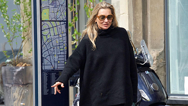 Любимые скинни и безразмерный свитер-платье: Кейт Мосс на прогулке по Лондону