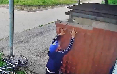 В Ярославской области стенка подъезда упала на ребенка