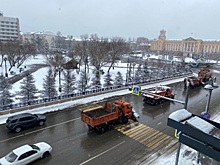 На иркутских дорогах убирают снег