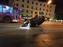 Юный водитель в Ижевске сбил пешехода, светофор и повредил два авто