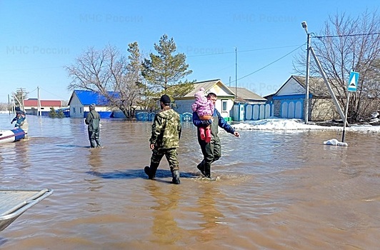 В Орске после паводка вода начала уходить