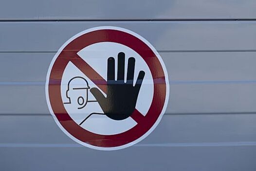 Пьяный пассажир трогал спящую девочку на самолете и избежал наказания