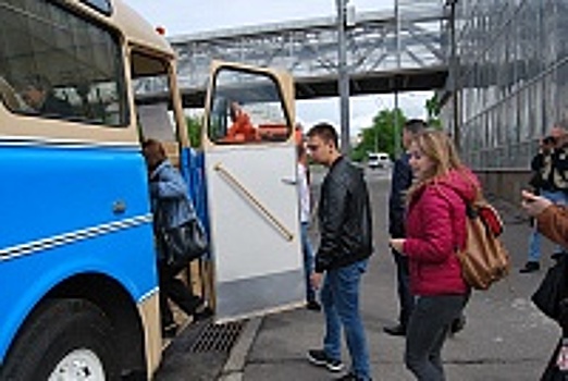 По улицам Зеленограда проехал экскурсионный ретро-автобус