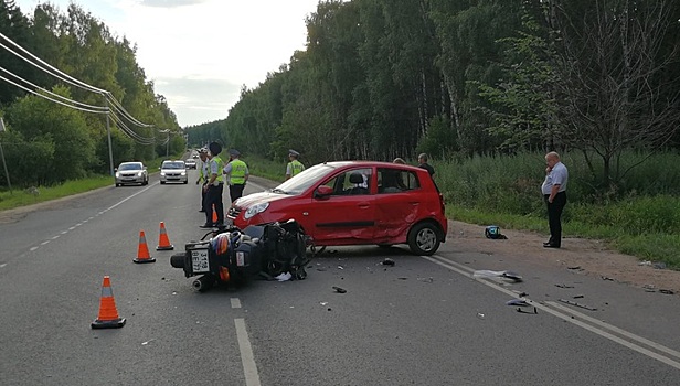 Водитель малолитражки переехал мотоциклистов после столкновения в Подмосковье. Видео