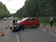 Водитель малолитражки переехал мотоциклистов после столкновения в Подмосковье. Видео