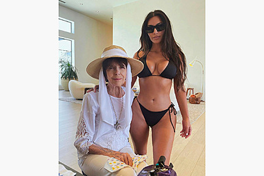 Ким Кардашьян снялась в бикини рядом с 86-летней бабушкой и рассмешила фанатов