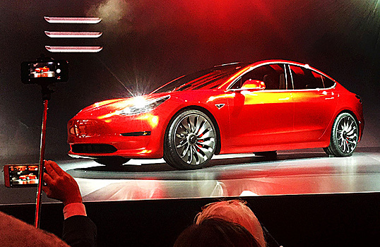 Подержанную Tesla Model 3 в России продают втридорога