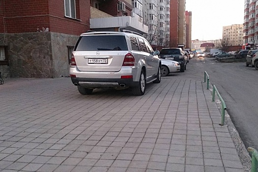 «Я паркуюсь, как...»: тюменские автохамы перегораживают проезды во дворах и ставят машины под окна