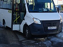 Очевидец: На нечищеной дороге у «Соляриса» застряли автобус и скорая помощь