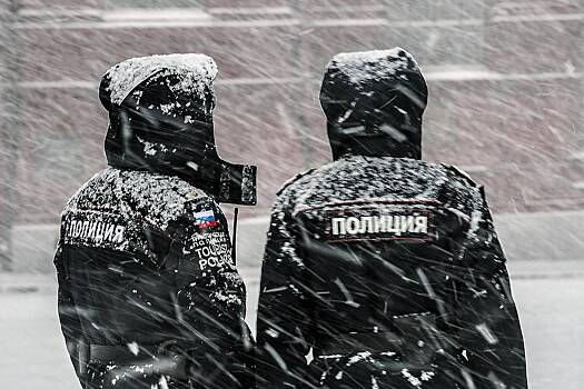 Три россиянина под видом полицейских заставили иностранца заплатить им штраф