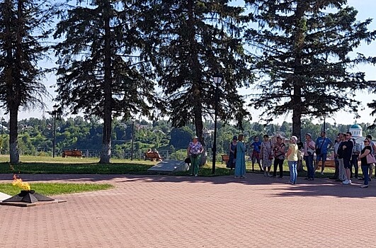 Жители Нагатино-Садовники склонили головы у Ржевского Мемориала Советскому солдату