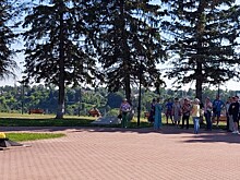 Жители Нагатино-Садовники склонили головы у Ржевского Мемориала Советскому солдату