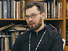 В соцсетях отреагировали на снявшегося в рекламе одежды священника