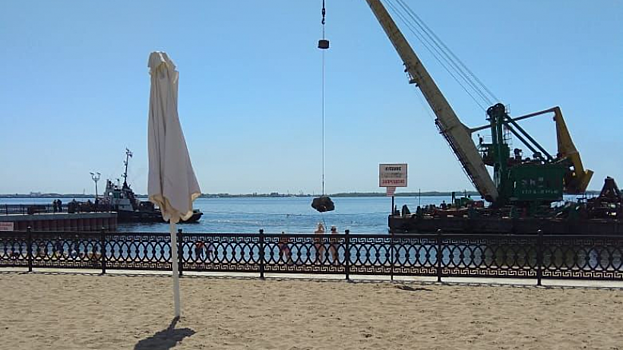 Перед купальным сезоном на новый саратовский пляж начали выгружать песок