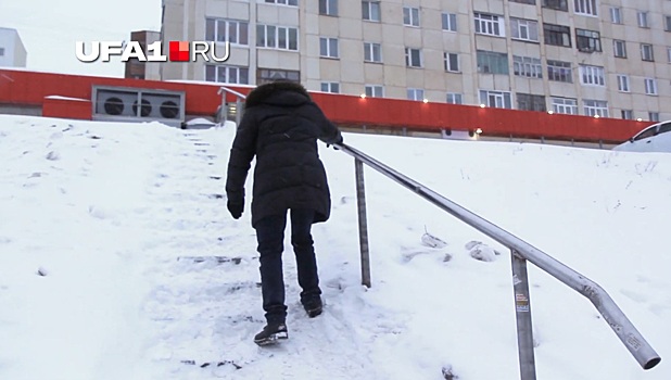 Лестница в травматологию: в Уфе коммунальщики забыли почистить ступени, ведущие к дому