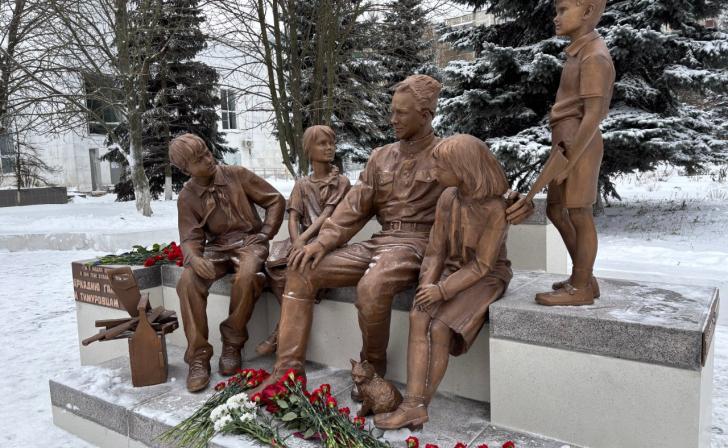 В Курске открыли памятник Аркадию Гайдару, тимуровцам и котику