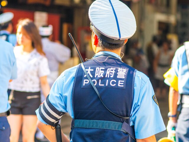 Неизвестный с ружьем и ножом ранил 4 человек в Японии и забаррикадировался в здании — СМИ