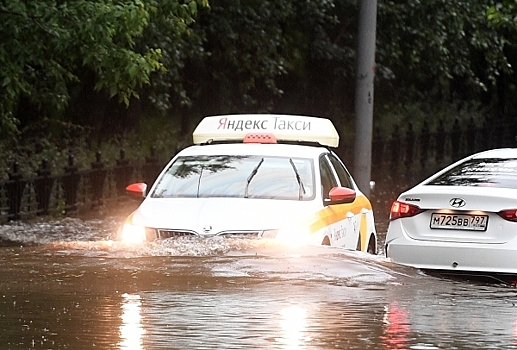 Только эвакуатор: Россиянам дали совет на случай утопленного в ливень авто