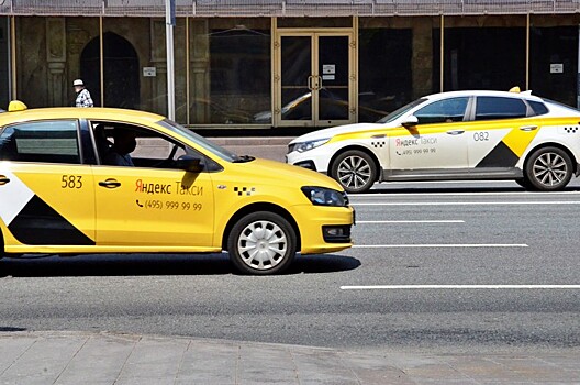 Водитель такси погиб в ДТП с тремя машинами в Москве