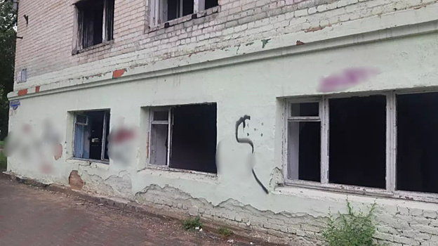 «Откровенная помойка»: благовещенских общественников возмутило состояние заброшенного общежития в центре города