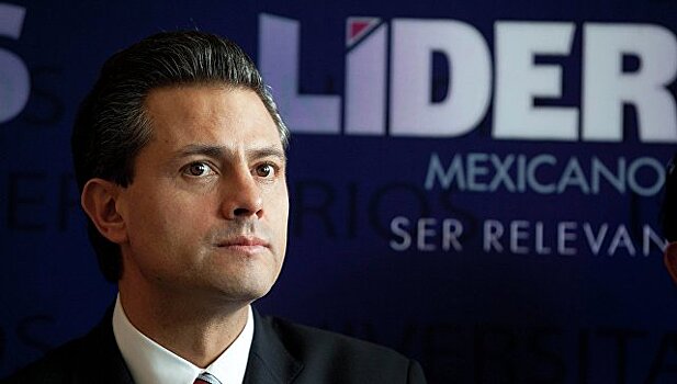 Президент Мексики повредил глаза на открытии авиацентра