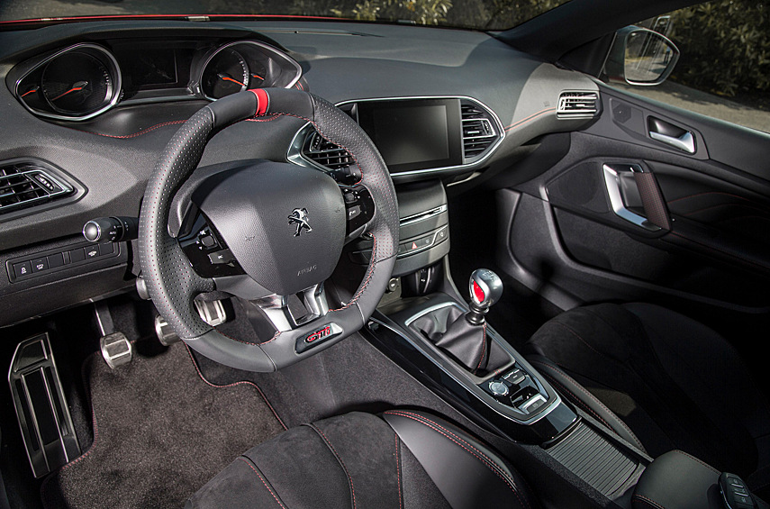 Крутая особенность 308 GTi — 1,6-литровая «турбочетвёрка» мощностью 250 или 270 л.с. Топовая версия набирает 100 км/ч за шесть секунд, на 0,2 секунды быстрее базовой. Не факт, что разницу ощутит каждый водитель, зато он определённо почувствует улучшенную управляемость и манеры благодаря «самоблоку» Torsen, передним тормозам Alcon с дисками диаметром 380 мм, облегчённым 19-дюймовым колёсам и шинам Michelin Pilot Super Sport.