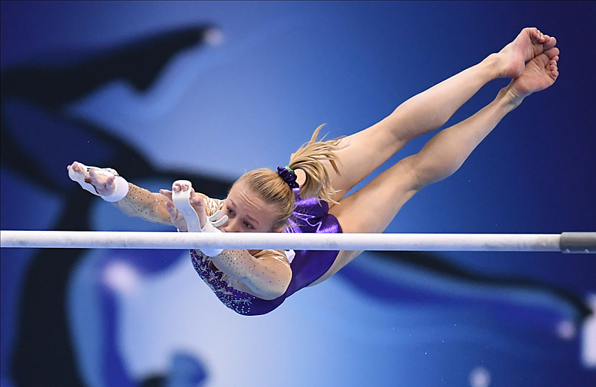 Виктория Листунова выполняет упражнение на разновысоких брусьях в финале индивидуального многоборья среди женщин на чемпионате России по спортивной гимнастике в Казани, апрель 2022 год