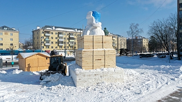Рыбинск украсил восьмиметровый снеговик