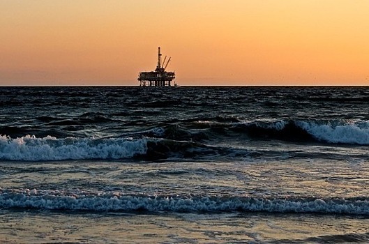 В Астраханской области решили обложить нефтедобытчиков Каспийского шельфа налогом на имущество