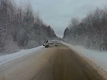 Машина скорой помощи перевернулась, вылетев с трассы в Новгородской области